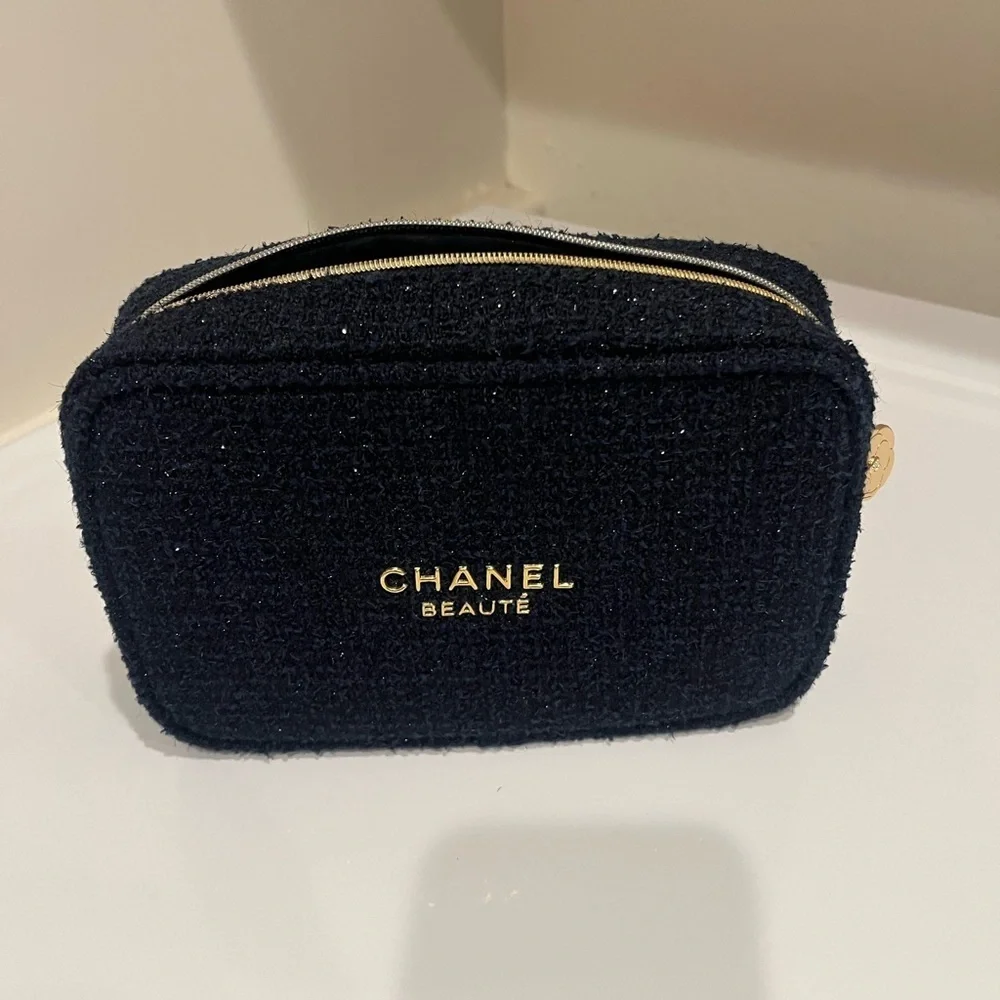 CHANEL MAKEUP POUCH limited edition for the holiday 2025
